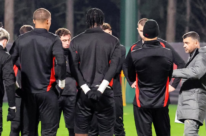 Para pemain AC Milan saat mendapatkan arahan.