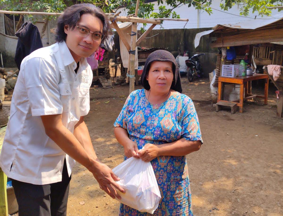 PT MTLB memberikan sembako kepada warga di sekitar wilayah Wanaherang, Kecamatan Gunung Putri, Kabupaten Bogor.