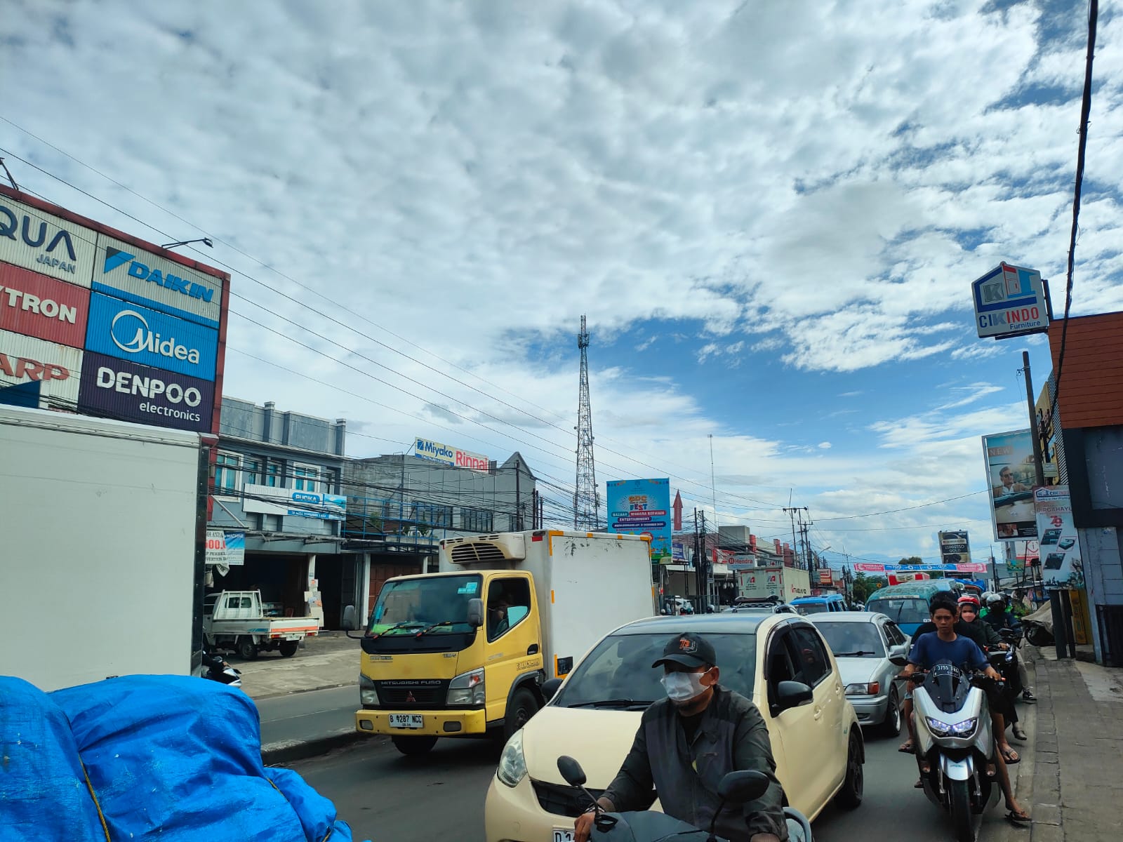 Lalu lintas di Jalan Raya Parung Kabupaten Bogor jelang malam tahun baru.