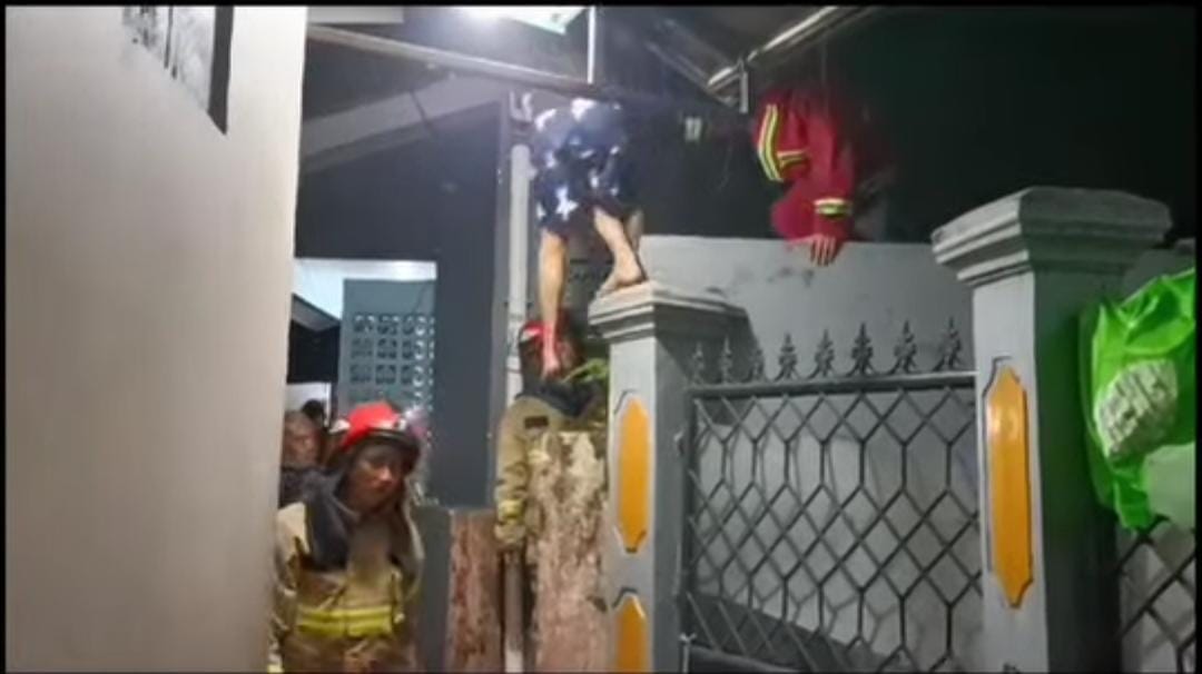 Proses pemadaman kebakaran yang terjadi di Kelurahan Ciwaringin.