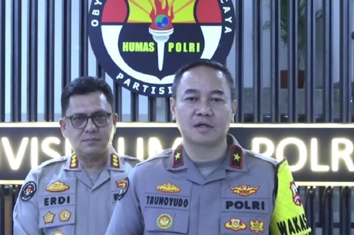 Karopenmas Humas Mabes Polri, Brigjen Trunoyudo Wisnu Andiko (kanan) saat memberikan keterangan kepada wartawan.