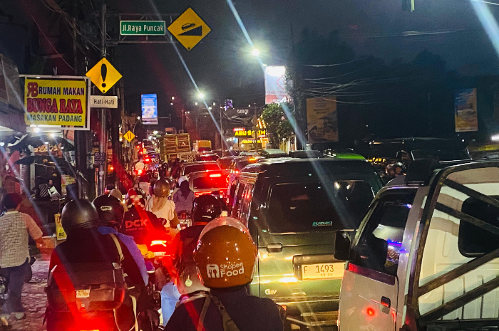 Kondisi arus lalu lintas di kawasan Puncak, Kabupaten Bogor, Kamis (2/1/2024) malam.