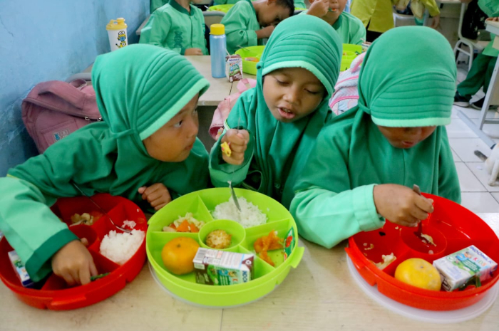 Sejumlah siswa Sekolah Dasar (SD) menikmati menu makan bergizi gratis di Bogor, Jawa Barat.