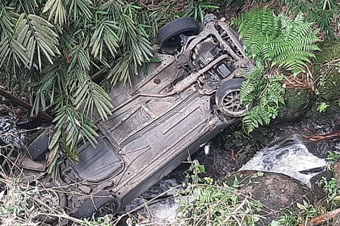 Kondisi mobil wisatawan yang masuk jurang di kaki Gunung Salak Bogor saat hendak berlibur ke kawasan TNGHS Pamijahan.