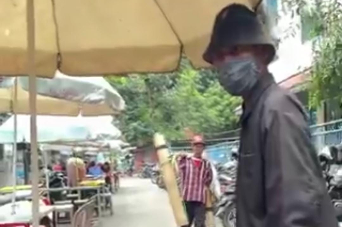 Foto pengemis yang meminta dengan cara memaksa dan berkata kasar kepada warga.