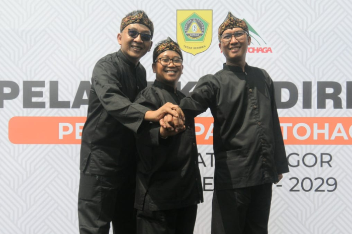 Direktur Pasar Tohaga, Haris Setiawan (tengah) bersama jajaran Direksi usai pelantikan pengurus Perumda Pasar Tohaga beberapa waktu lalu.