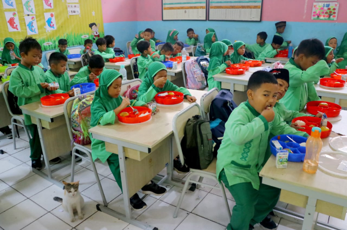 Sejumlah siswa Sekolah Dasar (SD) mencicipi menu  makan bergizi gratis di Cibinong, Kabupaten Bogor, Jawa Barat.