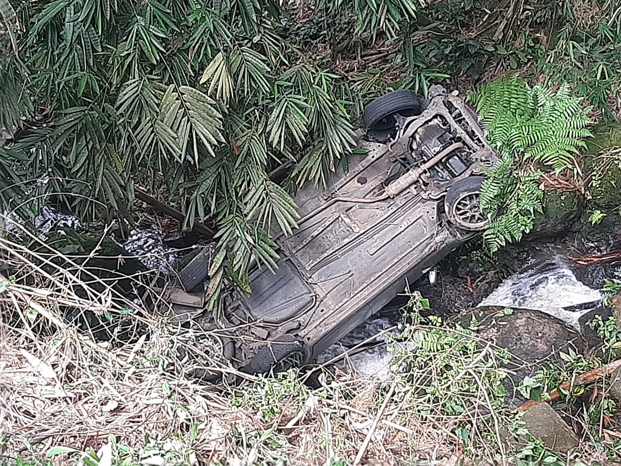 Kiriman warga kondisi mobil wisatawan yang masuk jurang saat hendak berlibur ke kawasan TNGHS Pamijahan Bogor.