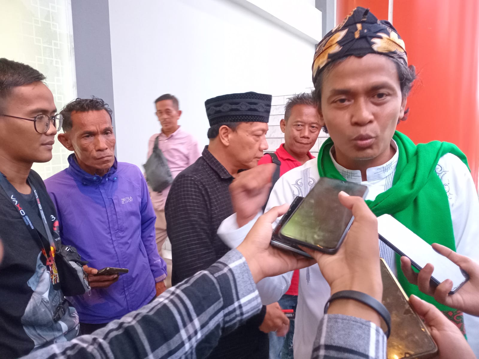 Musyafaur Rahman saat berikan keterangan pada wartawan.