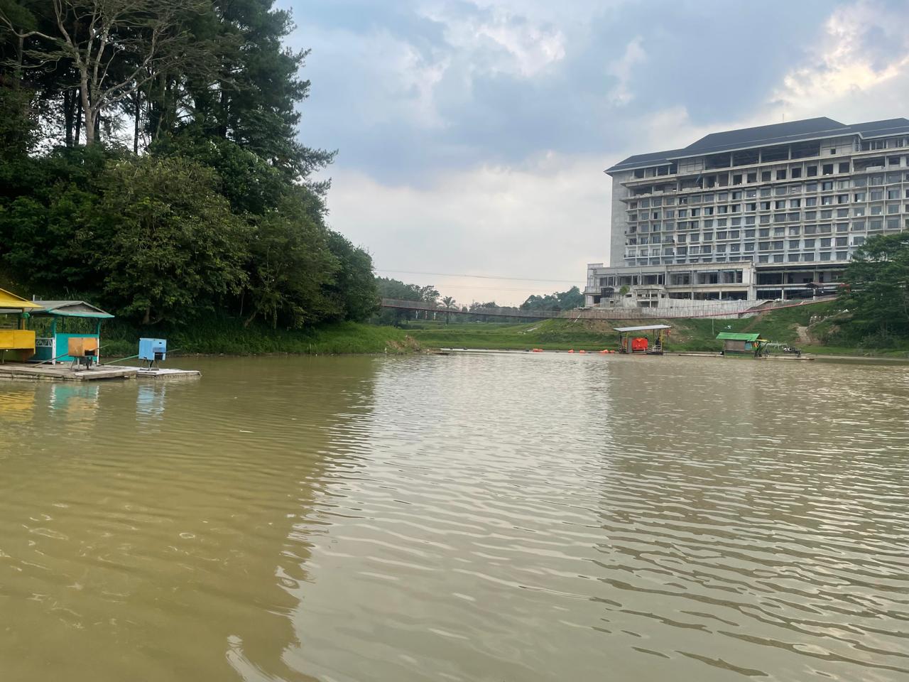 Aktivitas pembangunan hotel MNC Land Lido di sekitar area Danau Lido.