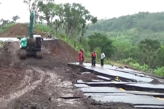 Salah satu titik longsor di Jalur Lintas Selatan Kelok 9, Malang