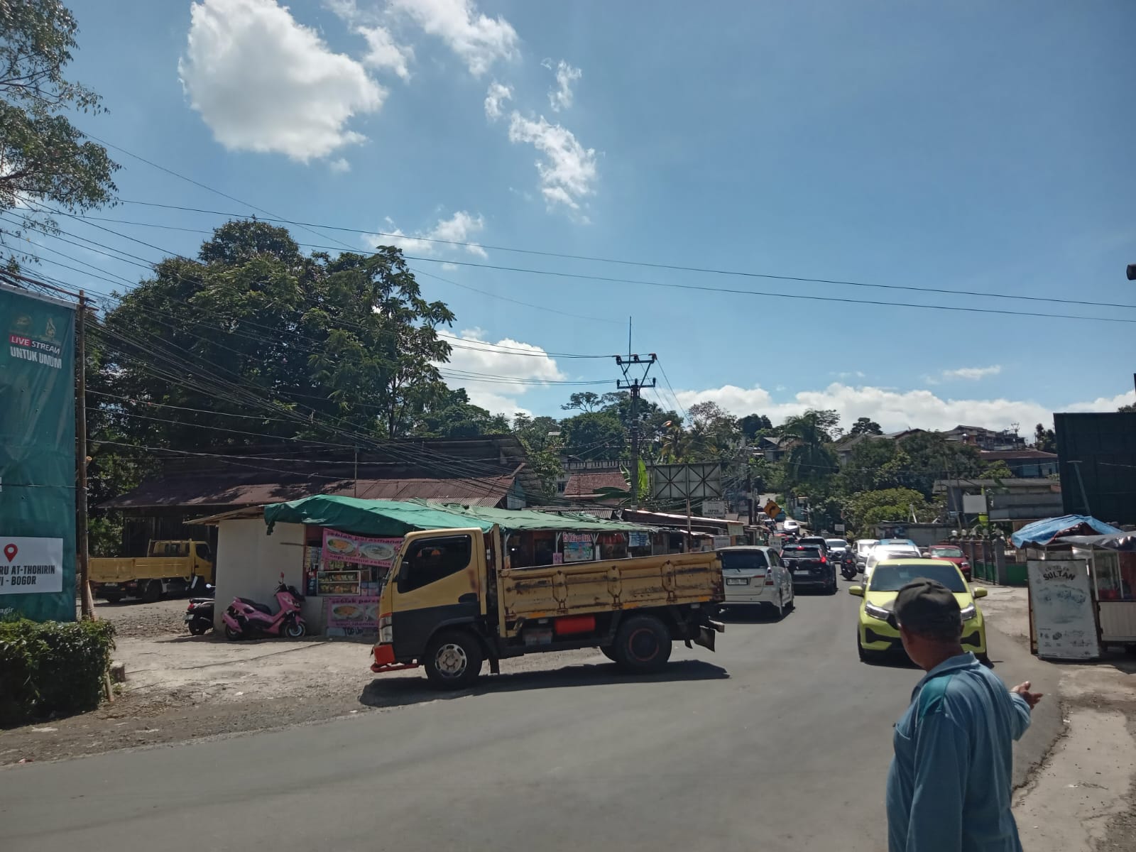Salah satu jalan alternatif di Kawasan Puncak, Kabupaten Bogor.