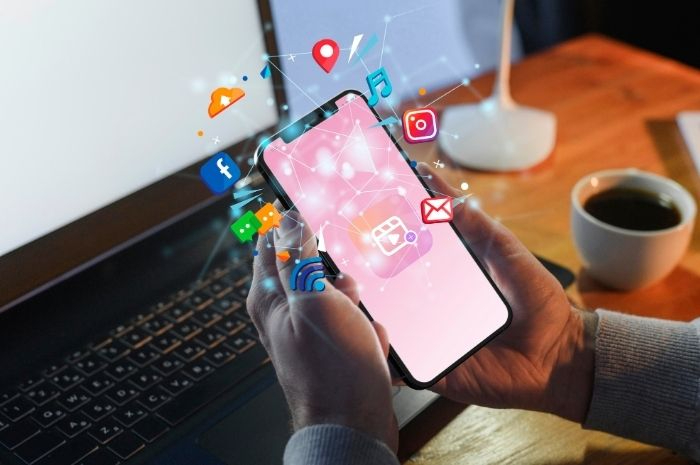 Ilustrasi strategi pemasaran UMKM lewat media digital.
