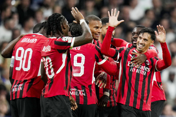 Selebrasi pemain AC Milan usaj menjebol gawang Juventus.