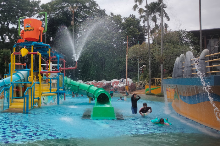 Keseruan di The Jungle Waterpark Bogor.