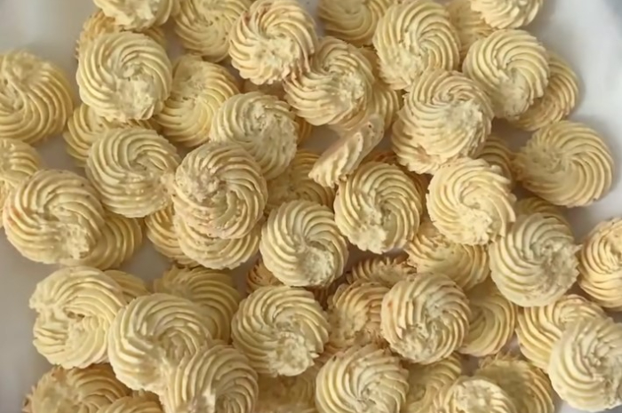 Kue Sagu Keju cocok dimakan dalam berbagai kondisi.