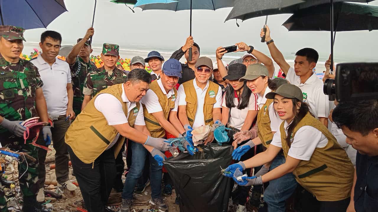 Menteri LH-BPLH Hanif Faisol bersama sejumlah mentari lainnya membersihkan sampah di Pantai Kuta Bali.
