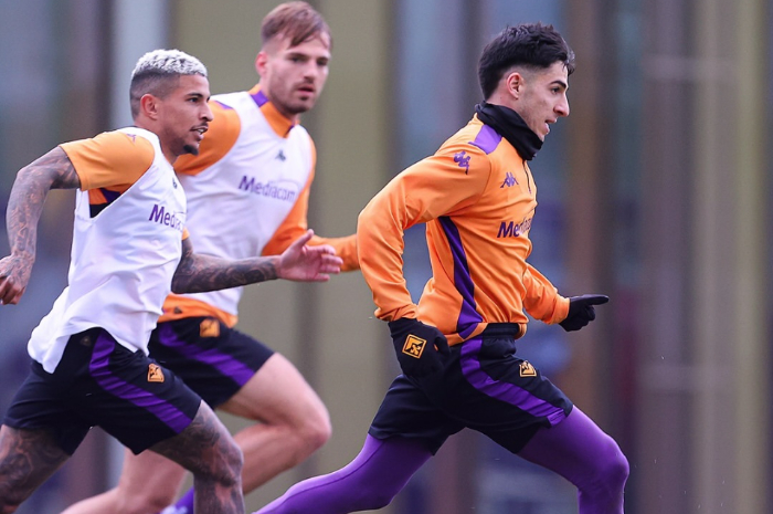Skuad Fiorentina sedang berlatih sebelum berlaga.
