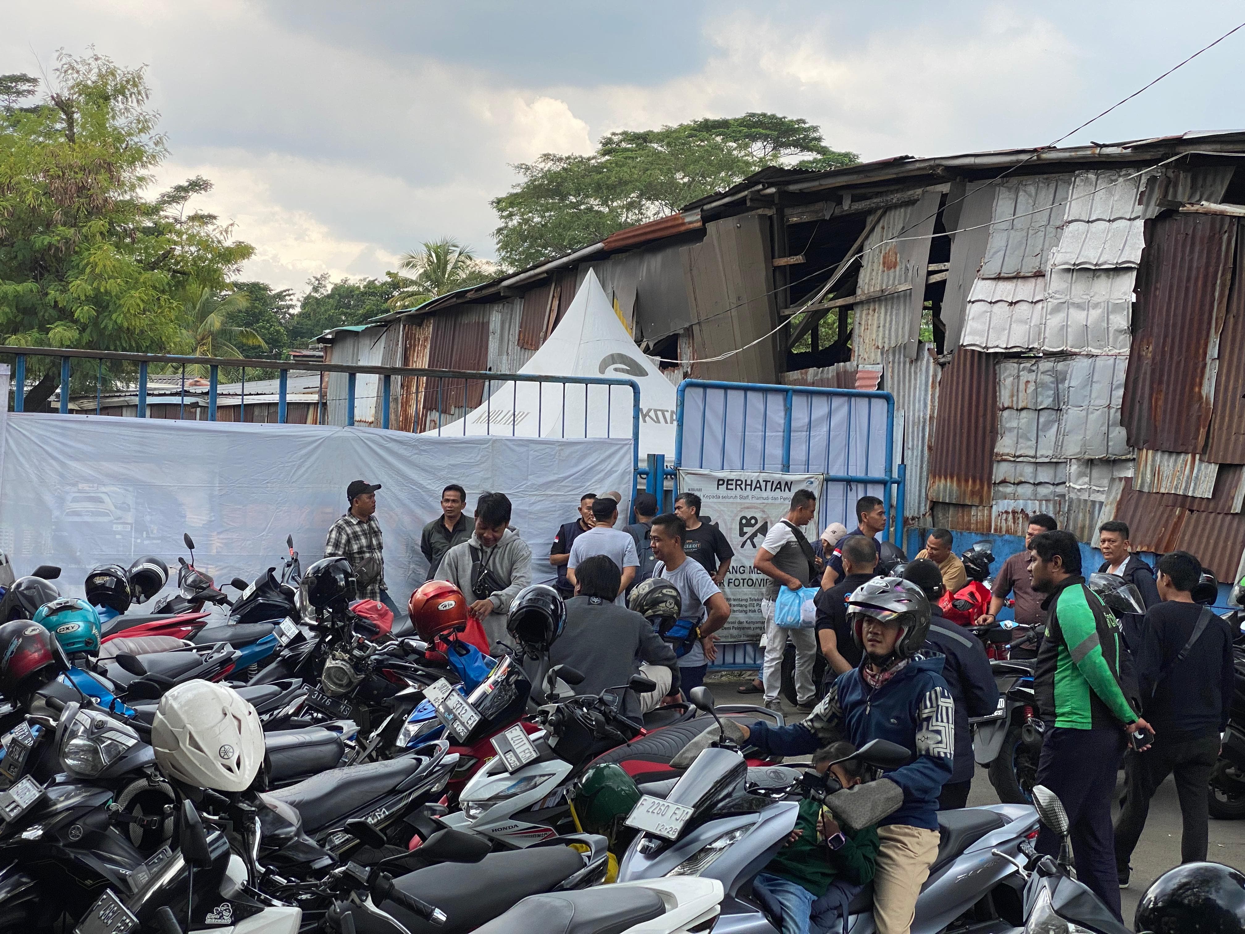 Suasana di depan Pool Transpakuan saat para sopir Biskita Transpakuan mengembalikan atribut.