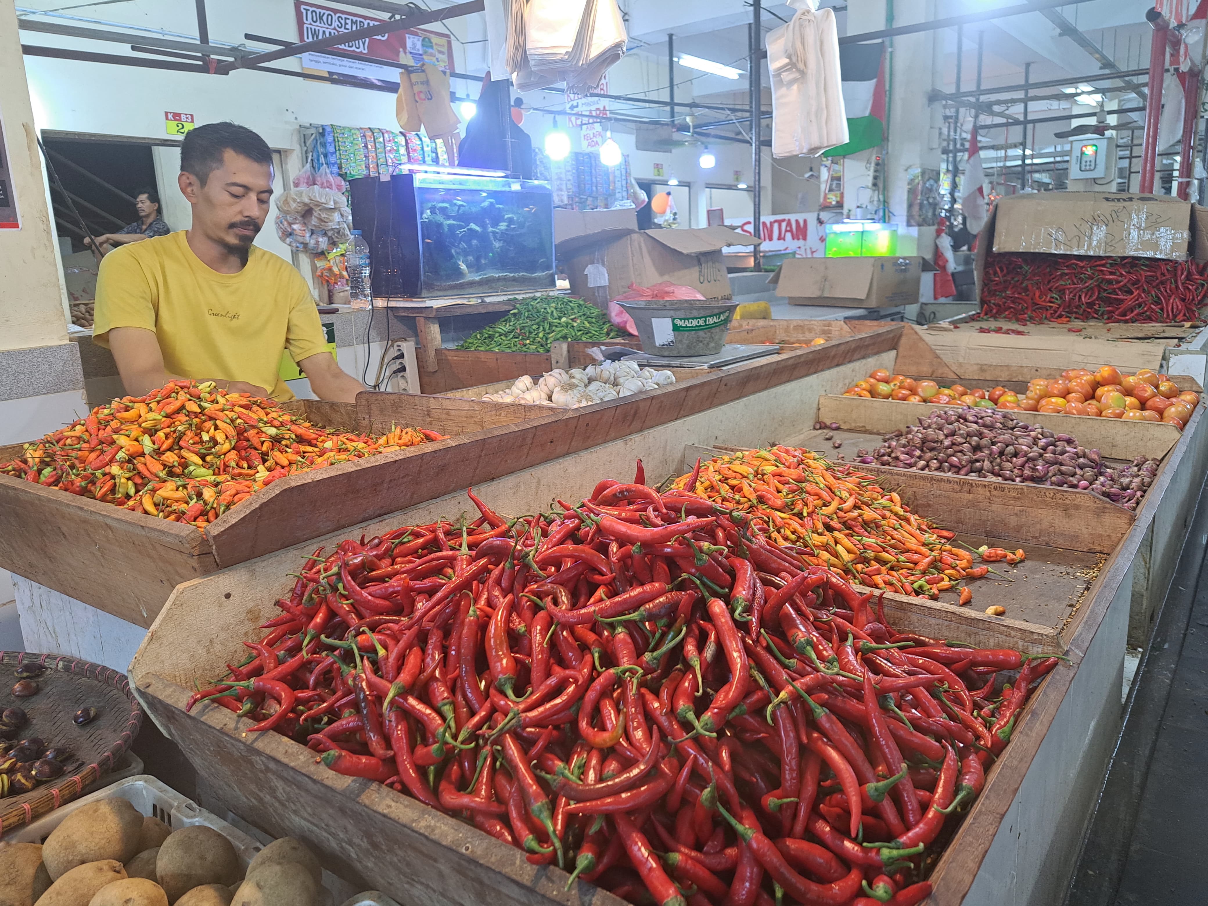 Salah satu kios pedagang cabai di Pasar Jambu Dua. Harga cabai meroket beberapa hari terakhir.