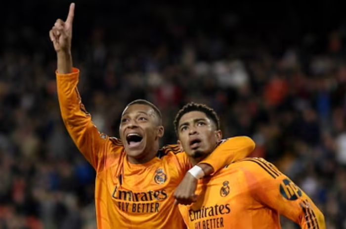 Selebrasi pemain Real Madrid usai menjebol gawang Valencia.
