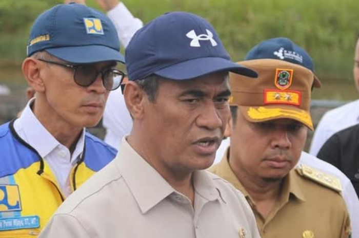 Menteri Pertanian, Andi Amran Sulaiman (tengah) saat memberikan keterangan kepada wartawan.
