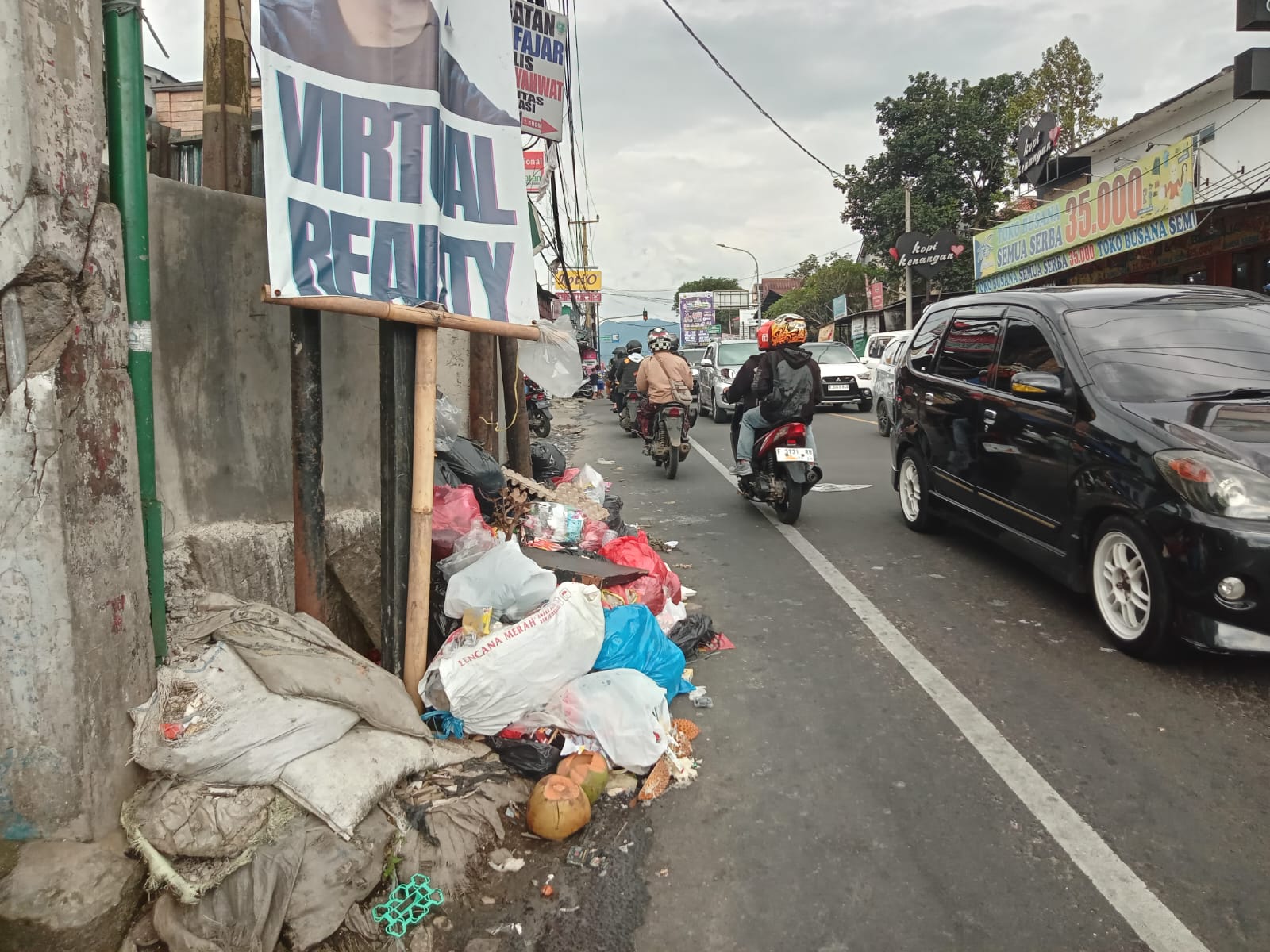 Salah satu TPS di Jalur Puncak Bogor yang masih dipenuhi sampah pada Minggu (5/1).