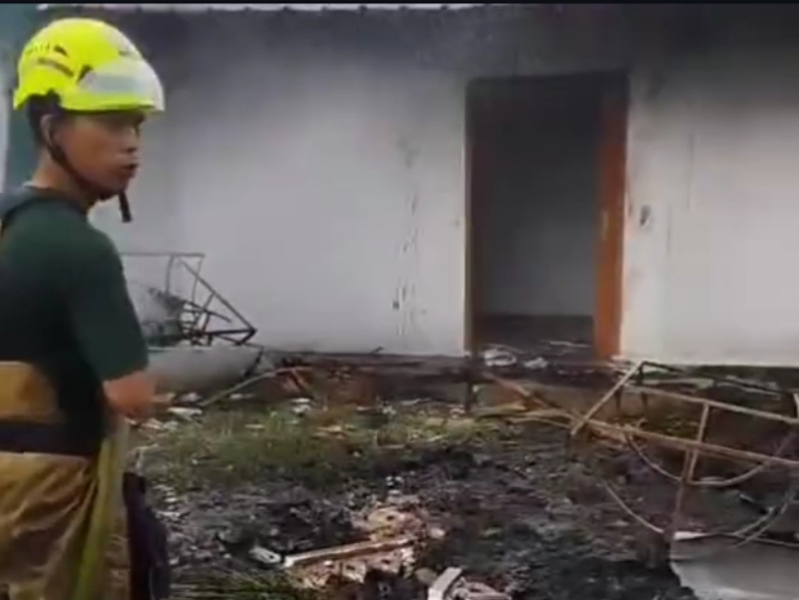 Gudang dekorasi di Situgede Bogor terbakar.