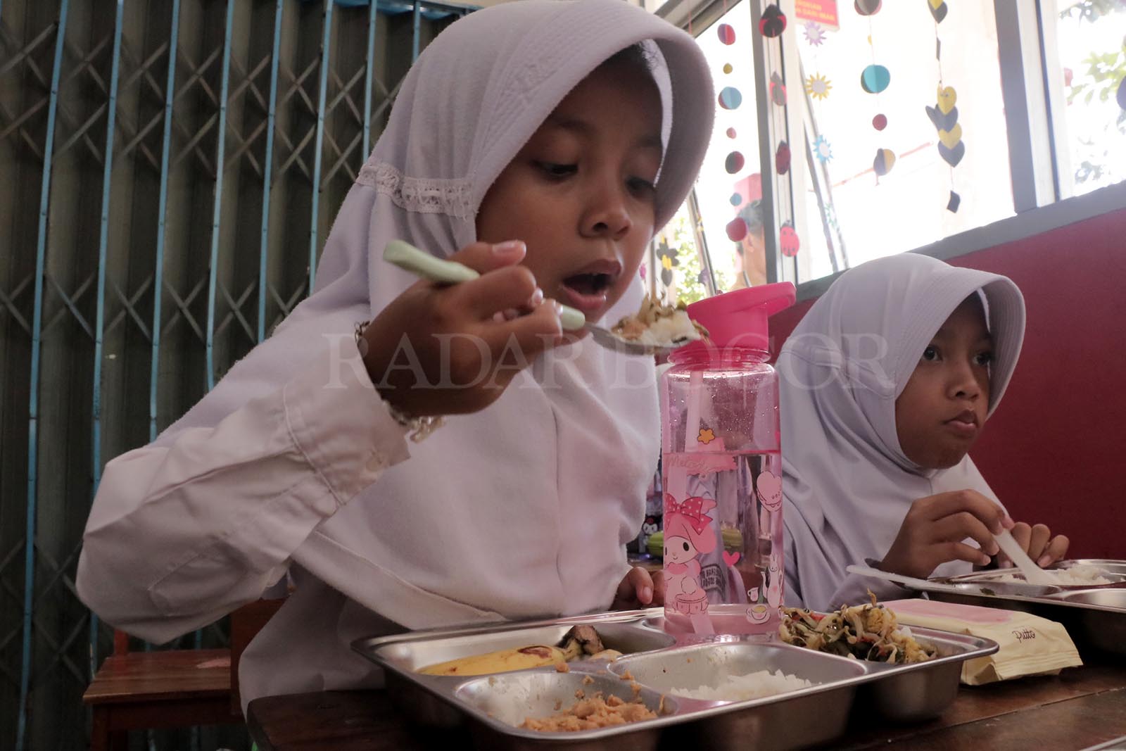 Sejumlah siswa SD Pajeleran 01 Kabupaten Bogor saat menerima program Makan Bergizi Gratis (MBG).