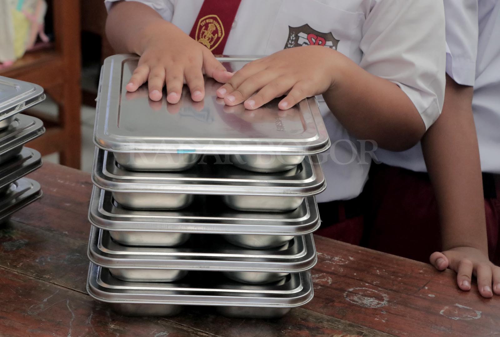 ILUSTRASI: Sejumlah siswa SD menerima program Makan Bergizi Gratis (MBG).