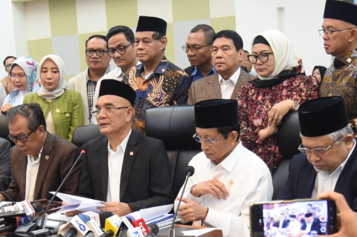 Ketua Komisi VIII DPR RI Marwan Dasopang bersama Menteri Agama, Kepala BPH dan Kepala BPKH dan jajaranya usai Rapat Kerja Komisi VIII di DPR RI,Jakarta, Senin (6/1/2025).