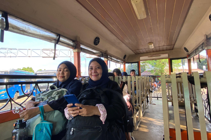 Penumpang saat menaiki bus pengganti Biskita Transpakuan Kota Bogor.