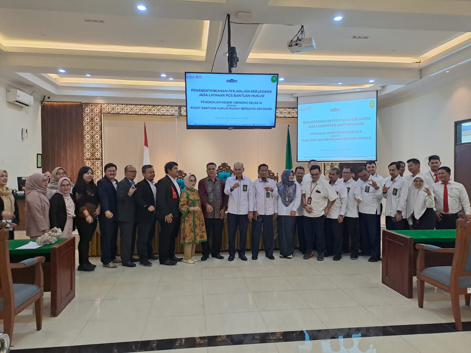 Proses penandatangan MoU kerjasama pelayanan hukum antara PBH Peradi Kabupaten Bogor dengan Ketua Pengadilan Negeri Cibinong pada Senin (06/01/25).