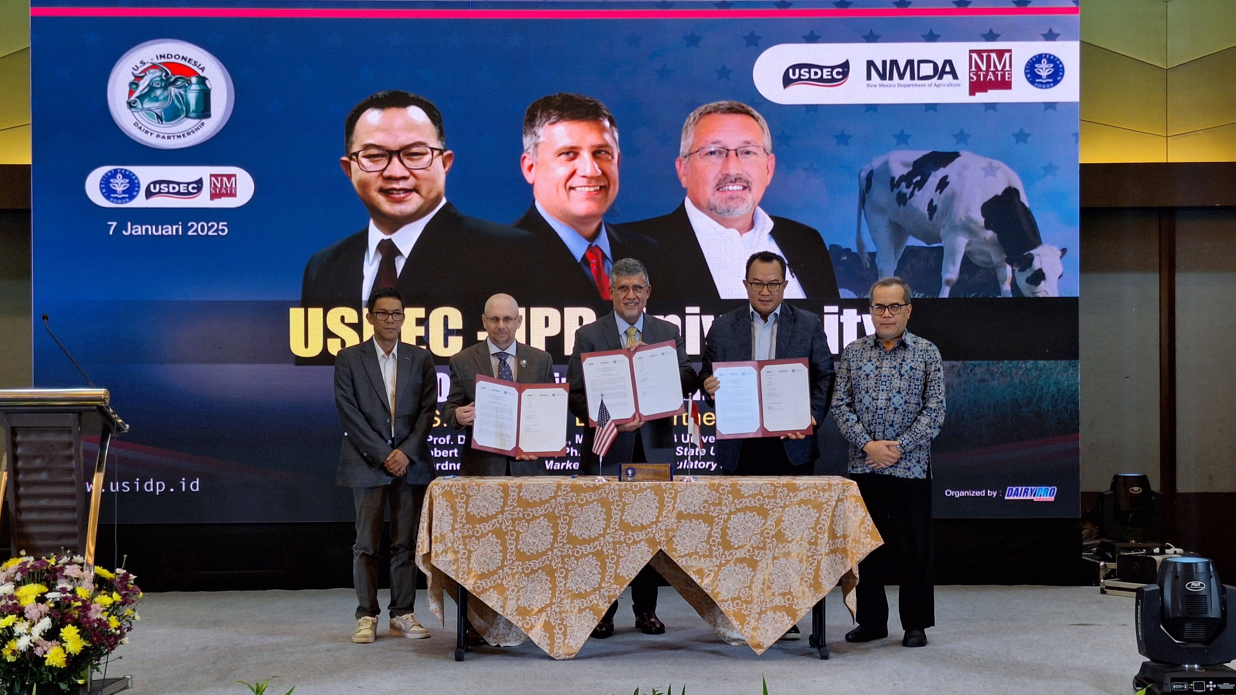 Penandatanganan nota kesepahaman (MoU) antara IPB University, United States Dairy Export Council (USDEC) dan New Mexico Department of Agriculture (NMDA) tentang USIDP Education Program.
