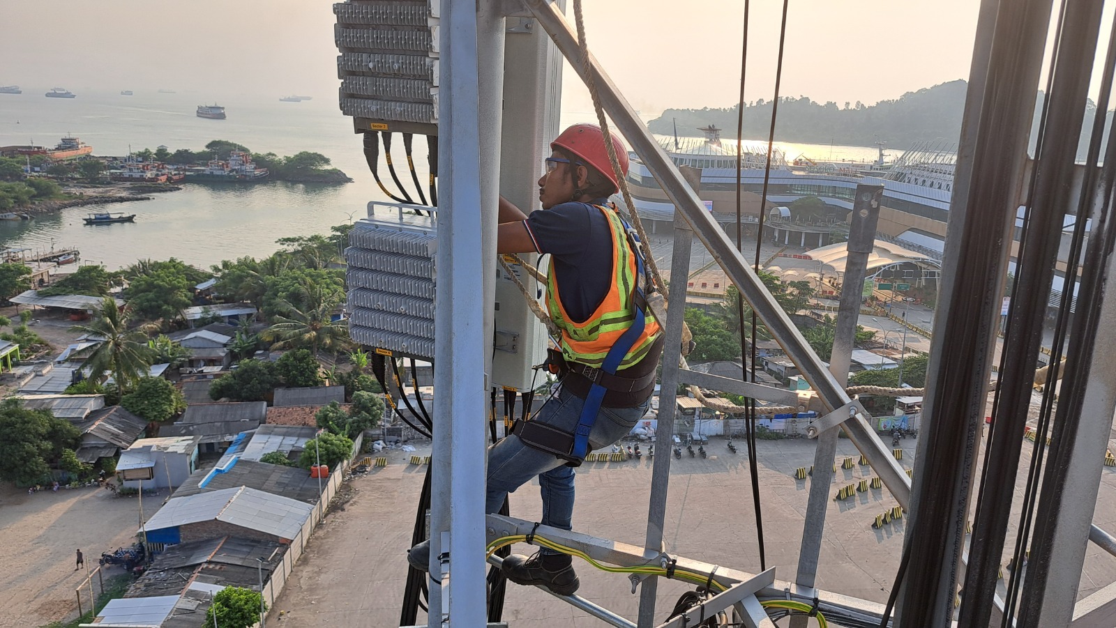Petugas XL Axiata tengah memeriksa alat jaringan.