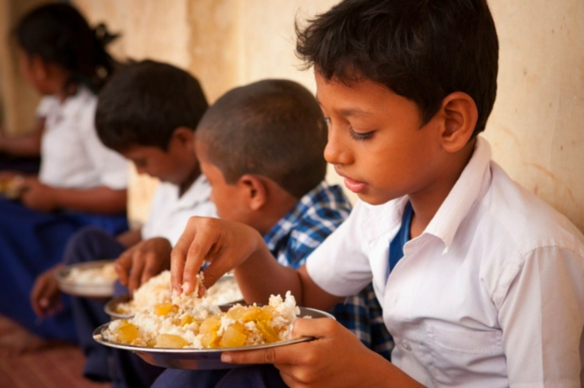 Ilustrasi anak kecil sedang makan.