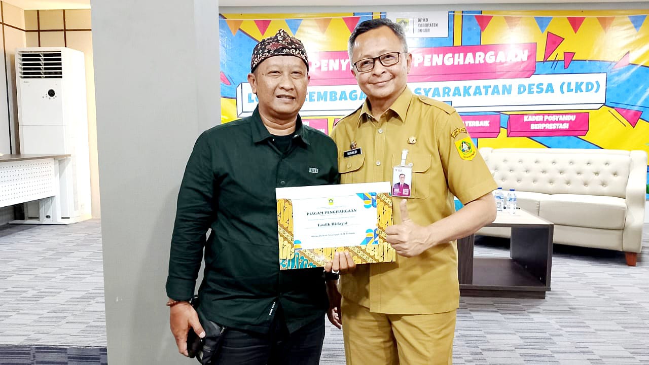 Taufik Hidayat mendapat juara pada Lomba Lembaga Kemasyarakatan Desa (LKD) tingkat Kabupaten Bogor kategori Ketua RT Teladan.