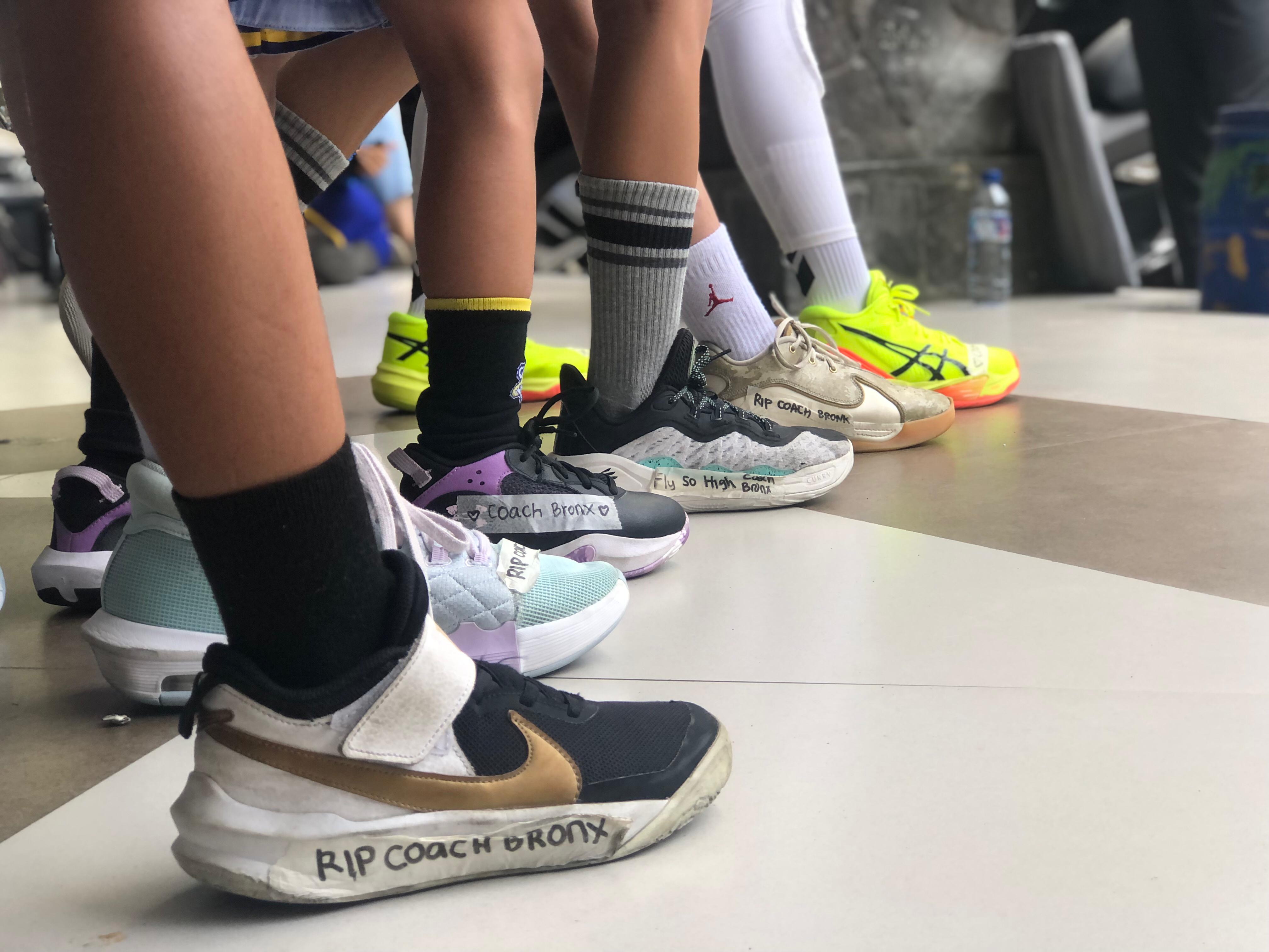 Para sepatu atlit club basket Galaxy Stars Bogor yang menuliskan ucapan belasungkawa dan nama pelatih mereka yang tutup usia.