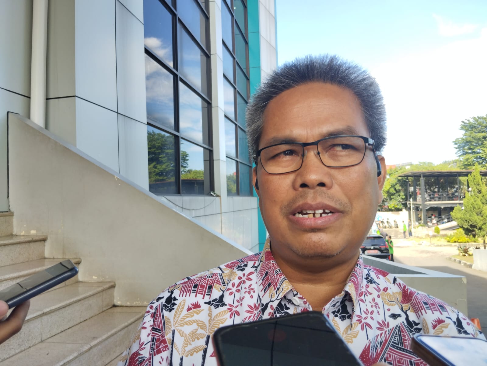 Kepala Disdukcapil Kabupaten Bogor, Hadijana saat dimintai keterangan soal perpindahan warga Jakarta ke Kabupaten Bogor.
