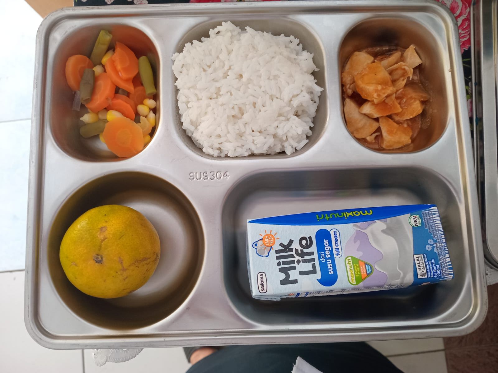Menu makan bergizi gratis salah satu sekolah di Bogor.