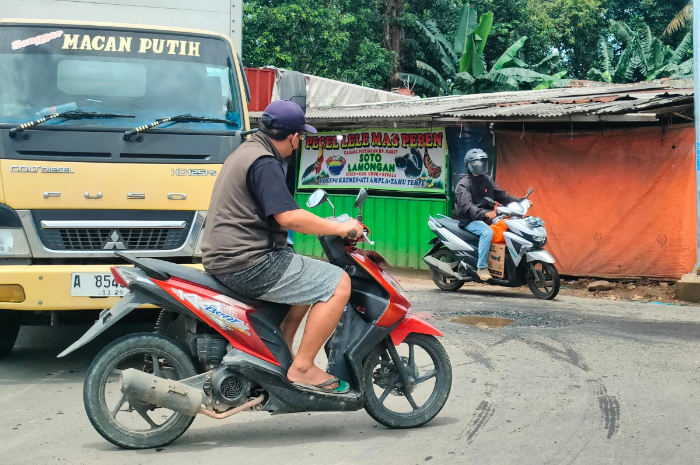Suasana salah satu persimpangan di Jalan Raya Bomang, tepatnya di simpang Jatayu, Kecamatan Tajurhalang