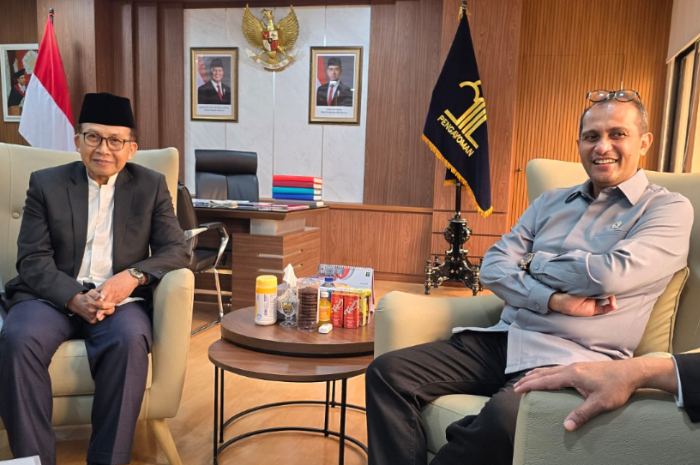 Ketua Umum PP IPHI Mayjen TNI Purn Ahmad Yani (kiri) dan Wakil Menteri Hukum Dr. Omar Syarief Hiareij (kanan).