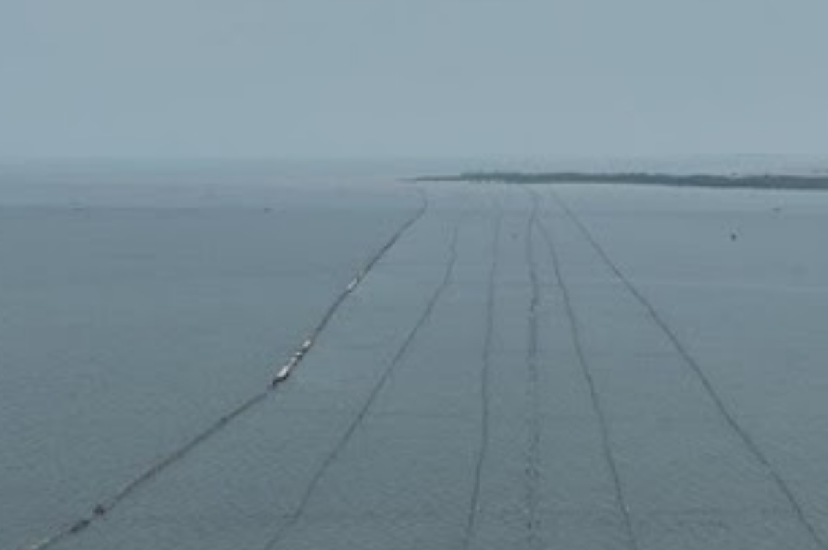 Pagar misterius di pesisir laut tangerang.
