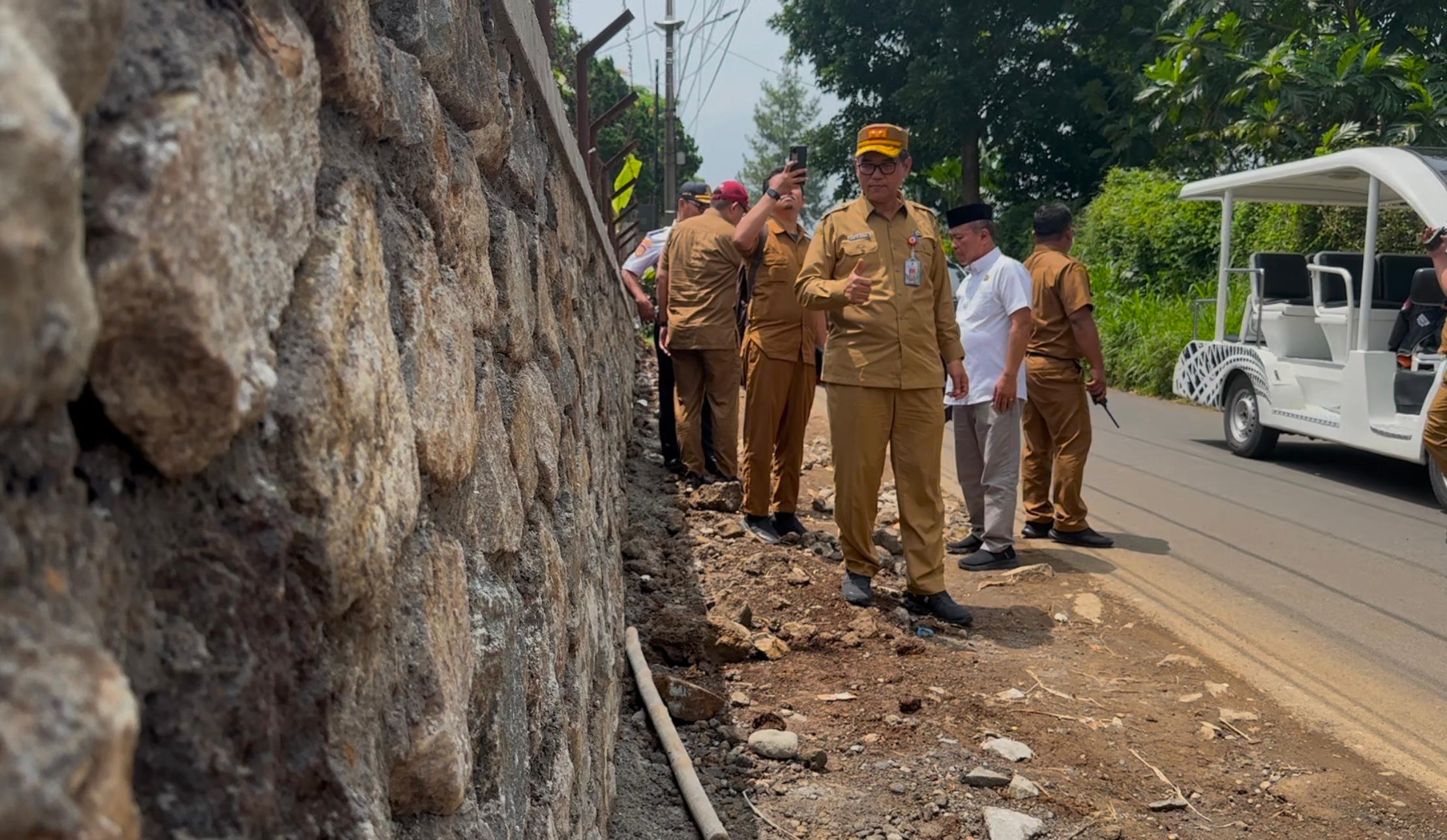 Sekda Ajat Rochmat Jatnika saat meninjau pelebaran Jalan Cikopo Selatan di Kecamatan Megamendung, Selasa (7/1/2025).