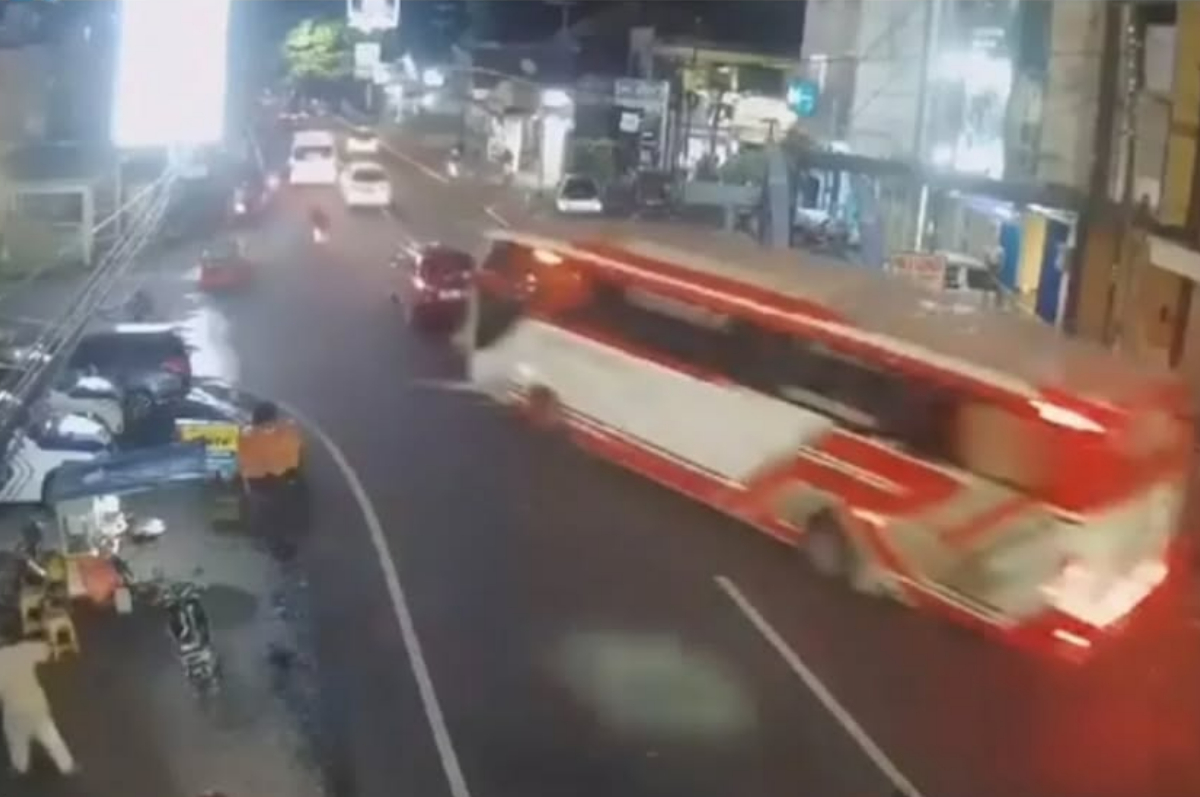 Bus Pariwisata hilang kendali dan tabrak sejumlah kendaraan di Kota Batu.