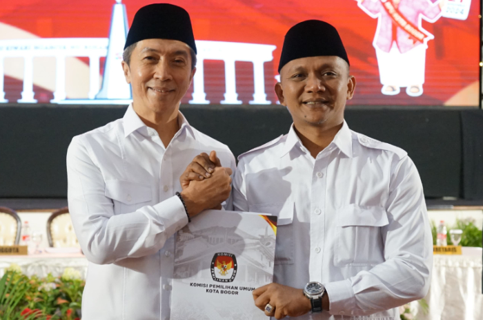 Wali Kota Bogor dan Wakil Wali Kota Bogor terpilih  Dedie A Rachim dan Jenal Mutaqin dalam Rapat Pleno Terbuka KPU Kota Bogor, Kamis (9/1/2025)