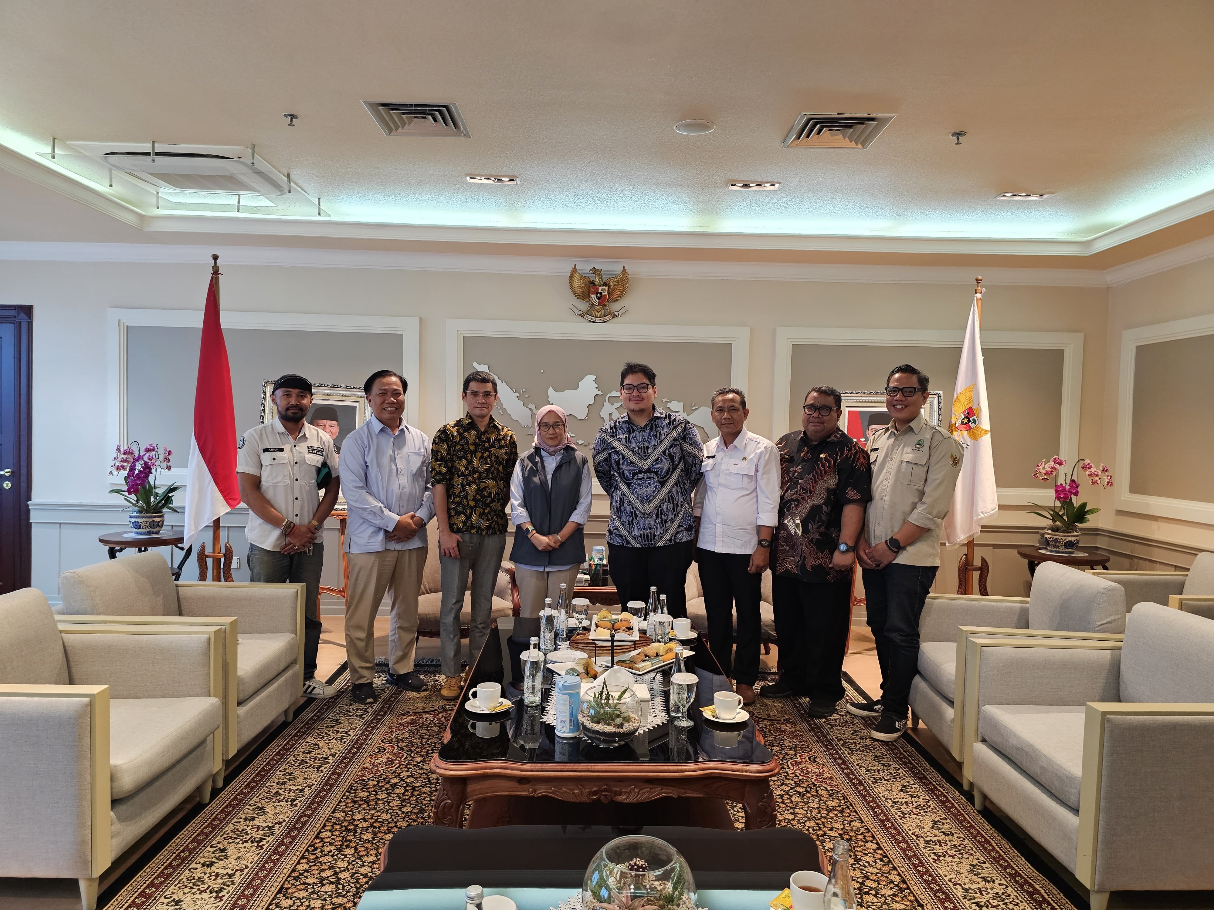MenPAN-RB Rini Widyantini, usai diskusi dengan Rahmat Hidayat, Kepala Bidang Penyuluhan Dinas Tanaman Pangan dan Hortikultura Provisi Jabar dan Ravindra Airlangga, Anggota Komisi IX DPR-RI.