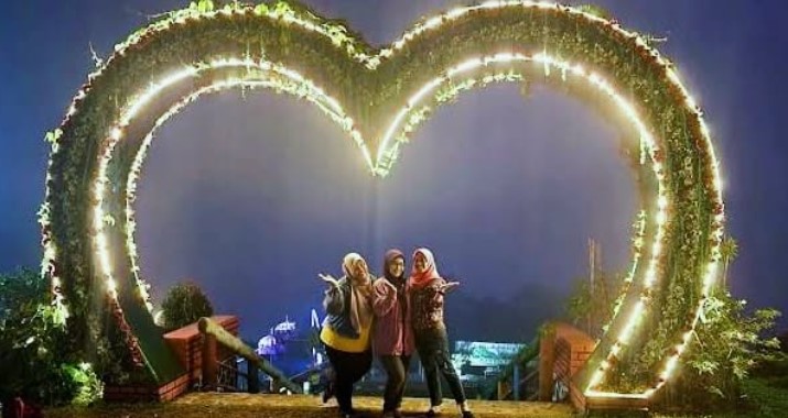 Berkunjung ke Kampung Salaka yang punya view pegunungan, sunrise, dan city light yang menawan