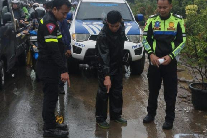TKP kecelakaan lalu lintas di Jalan Raya Letda Nasir di Flyover Kampung Nagrak Desa Nagrak, Gunung Putri
