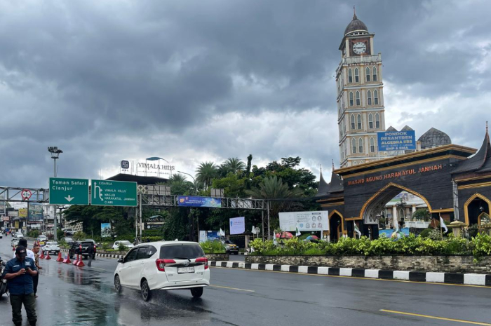 Cuaca di kawasan Puncak Bogor yang tidak menentu, polisi mengimbau pengendara berhati-hati.